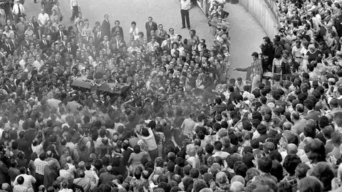 El féretro con los restos mortales de Antonio Bienvenida es conducido a la plaza de toros de Las Ventas El féretro con los restos mortales de Antonio Bienvenida es conducido a la plaza de toros de Las Ventas