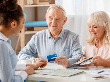 Persona mayor en una agencia de viajes