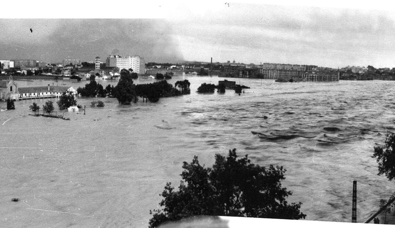 El r&iacute;o Turia desbordado en la ciudad de Valencia