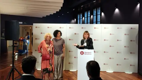 Las actrices Mercè Comes y Vicenta Ndongo junto a la presidenta de la Diputación de Barcelona, Lluïsa Moret. Las actrices Mercè Comes y Vicenta Ndongo junto a la presidenta de la Diputación de Barcelona, Lluïsa Moret.