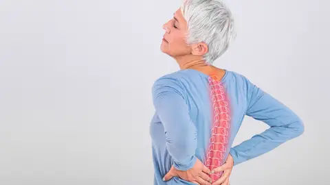 Mujer con dolor en la columna Mujer con dolor en la columna