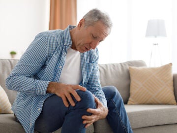 Hombre mayor con dolor de rodilla