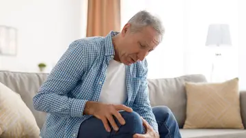 Hombre mayor con dolor de rodilla Hombre mayor con dolor de rodilla