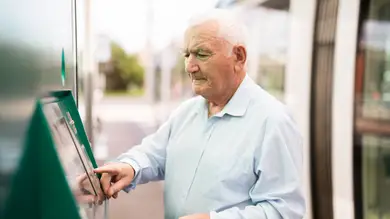 Los mayores de 60 acuden habitualmente más a los bancos frente a los jóvenes que apenas los visitan Los mayores de 60 acuden habitualmente más a los bancos frente a los jóvenes que apenas los visitan