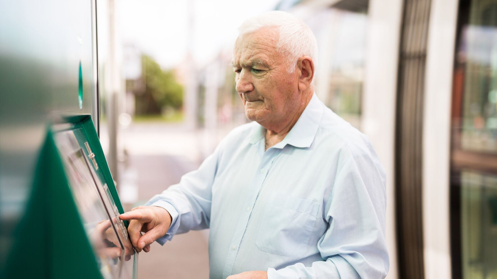 Los mayores de 60 acuden habitualmente más a los bancos frente a los jóvenes que apenas los visitan