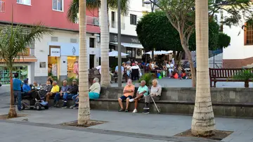 Gente mayor sentada en una plaza en España Gente mayor sentada en una plaza en España