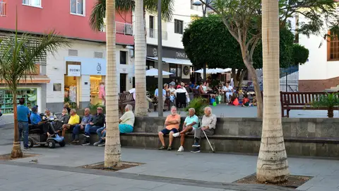 Gente mayor sentada en una plaza en España Gente mayor sentada en una plaza en España
