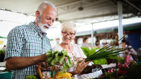 Pareja mayores haciendo la compra Pareja mayores haciendo la compra