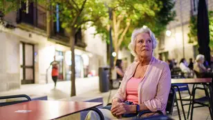 Mujer mayor sola en la ciudad