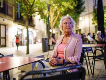 Mujer mayor sola en la ciudad