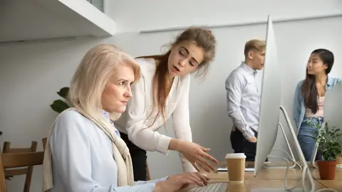 Mujer mayor trabajando sufriendo edadismo Mujer mayor trabajando sufriendo edadismo