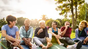 Grupo de amigos descansando tras hacer ejercicio