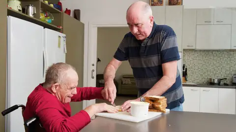 Hombre cuidando de un familiar Hombre cuidando de un familiar