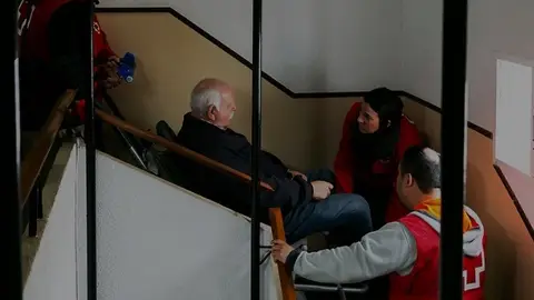 Asistencia de Cruz Roja con silla oruga para ayudar a un hombre con movilidad reducida a salir de su vivienda, en un edificio afectado por la dana. Asistencia de Cruz Roja con silla oruga para ayudar a un hombre con movilidad reducida a salir de su vivienda, en un edificio afectado por la dana.