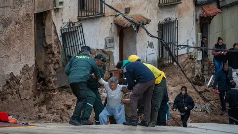 Servicios de emergencias ayudan en las labores de rescate, a 29 de octubre de 2024, en Letur, Albacete, Castilla-La Mancha (España).  Servicios de emergencias ayudan en las labores de rescate, a 29 de octubre de 2024, en Letur, Albacete, Castilla-La Mancha (España).