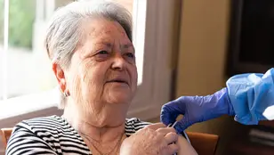 Mujer mayor que va a vacunarse