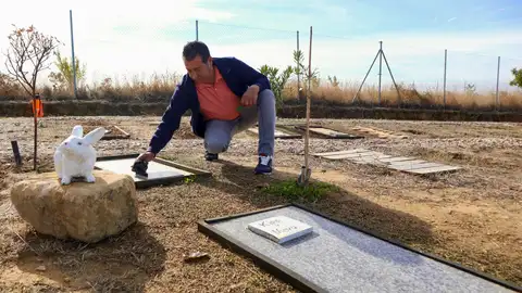 Fernando Calvo, el propietario del cementerio de mascotas Huellas Fernando Calvo, el propietario del cementerio de mascotas Huellas