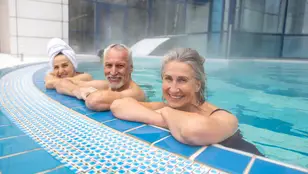 Personas mayores disfrutando en un balneario