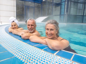 Personas mayores disfrutando en un balneario