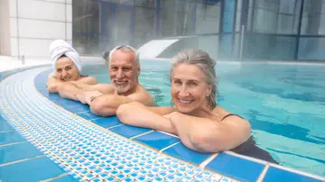 Personas mayores disfrutando en un balneario Personas mayores disfrutando en un balneario