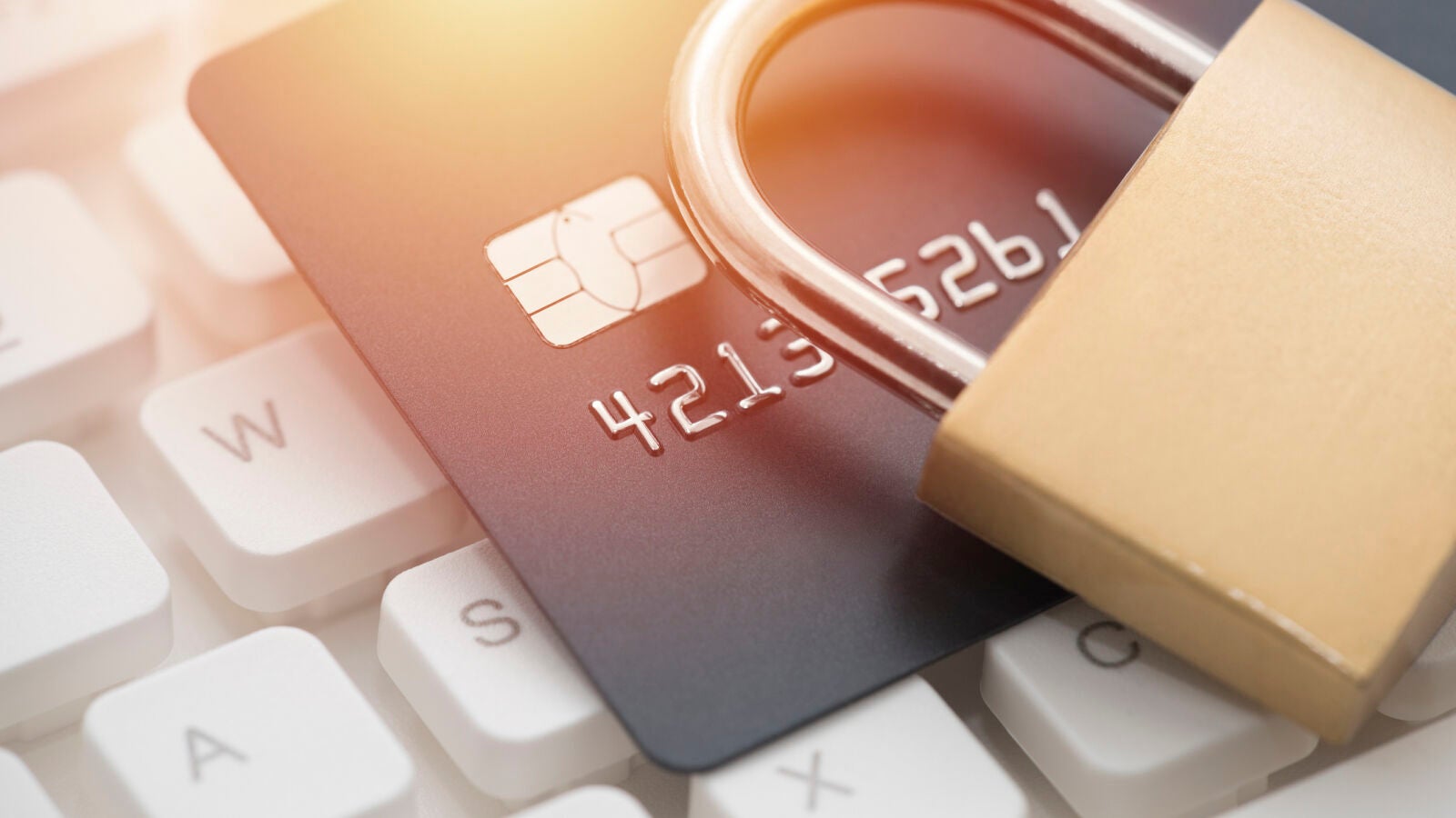 Así puedes proteger tus ahorros y tu pensión para evitar caer en estafas dentro del entorno digital