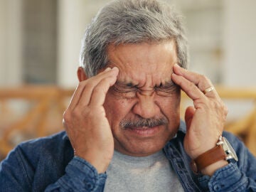 Persona mayor estresada