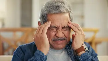 Persona mayor estresada Persona mayor estresada