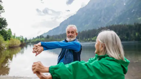 Pareja mayor realizando ejercicio Pareja mayor realizando ejercicio