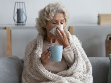 Mujer mayor con gripe