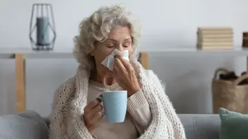 Mujer mayor con gripe Mujer mayor con gripe