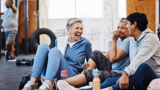 Mujeres mayores descansando en el gimnasio