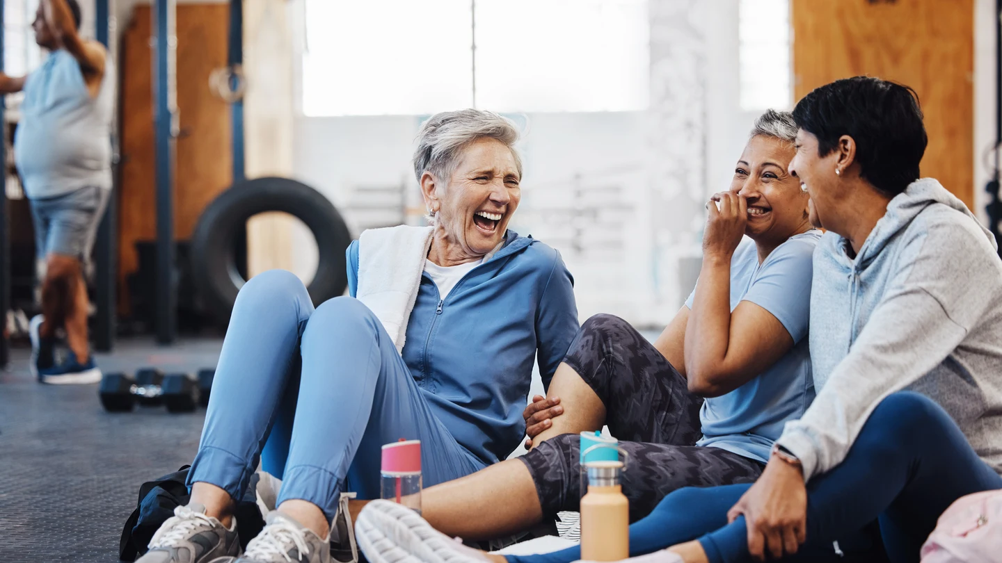Mujeres mayores descansando en el gimnasio Mujeres mayores descansando en el gimnasio