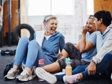 Mujeres mayores descansando en el gimnasio