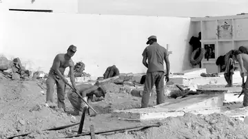 Legionarios españoles que procede a la inhumación de cadáveres españoles enterrados en el cementerio de El Aaiun Legionarios españoles que procede a la inhumación de cadáveres españoles enterrados en el cementerio de El Aaiun