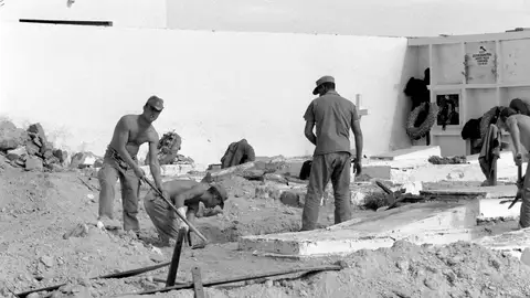 Legionarios españoles que procede a la inhumación de cadáveres españoles enterrados en el cementerio de El Aaiun Legionarios españoles que procede a la inhumación de cadáveres españoles enterrados en el cementerio de El Aaiun