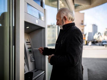 Hombre mayor en el cajero