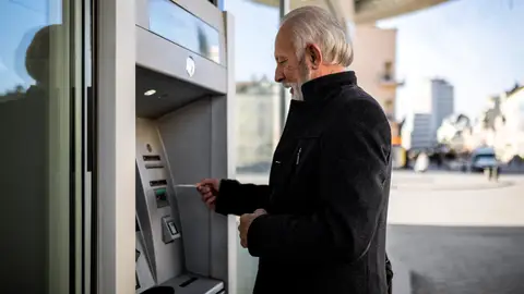 Hombre mayor en el cajero Hombre mayor en el cajero