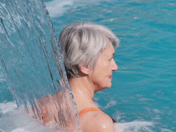 Mujer en un balneario