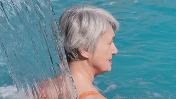 Mujer en un balneario Mujer en un balneario