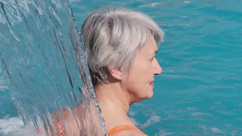 Mujer en un balneario Mujer en un balneario