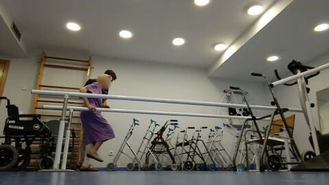 Mujer centenaria haciendo ejercicio