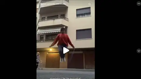 "Salta por mi": el momento que ha enternecido a las redes sociales, el encuentro entre una mujer mayor y una niña saltando a la comba "Salta por mi": el momento que ha enternecido a las redes sociales, el encuentro entre una mujer mayor y una niña saltando a la comba