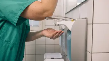 Profesional sanitario lavándose las manos Profesional sanitario lavándose las manos