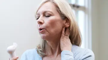 Mujer con sofocos Mujer con sofocos