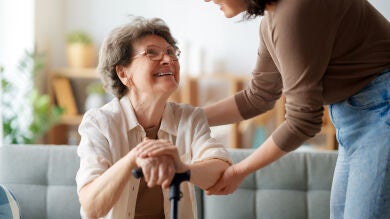 Madrid pone en marcha un nuevo plan para que las personas mayores tengan a su disposición un asistente personal