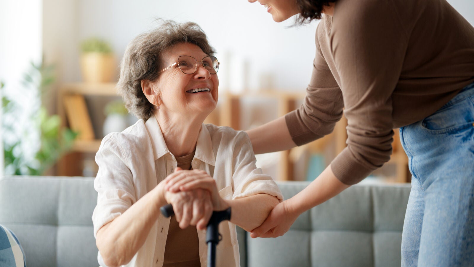 Madrid pone en marcha un nuevo plan para que las personas mayores tengan a su disposición un asistente personal
