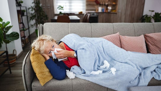 Mujer mayor con gripe