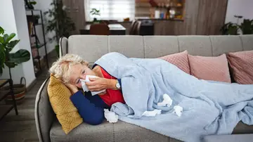 Mujer mayor con gripe Mujer mayor con gripe