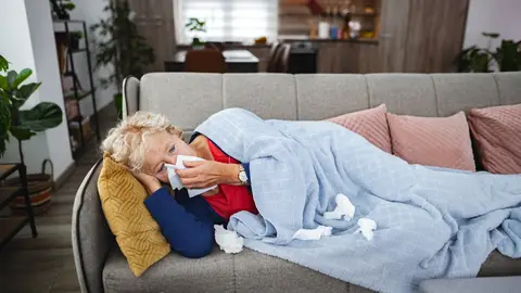 Mujer mayor con gripe Mujer mayor con gripe