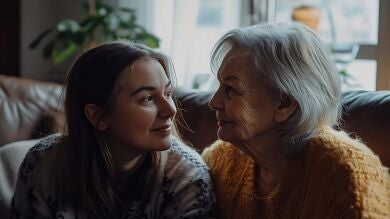 La soledad y la convivencia agravan la salud de las personas cuidadoras mayores de 50 años, según un estudio